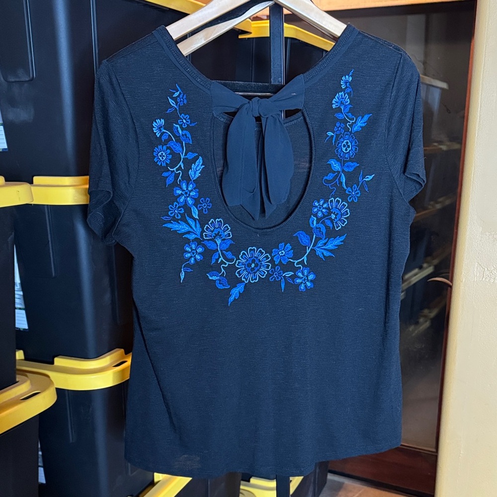 Lane Bryant Black Top Blue Floral Embroidery Open Back Bow Size XL 14/16 - Picture 3 of 9